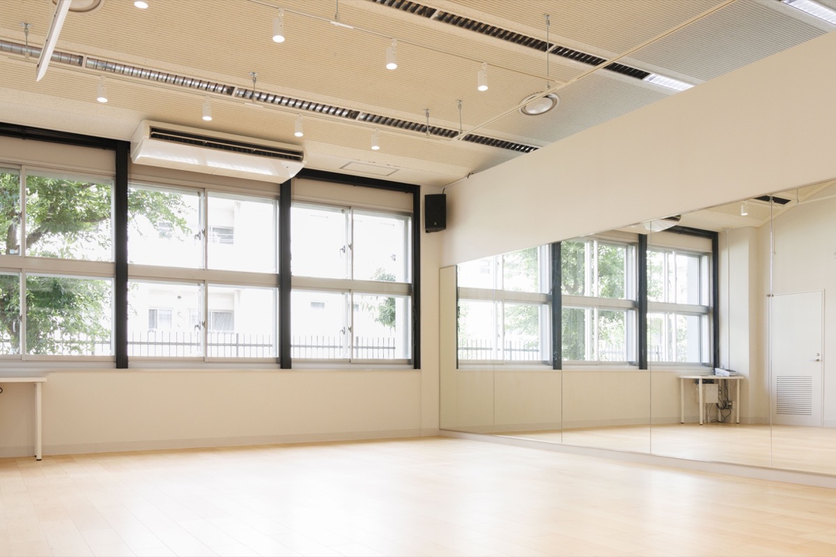 STUDIO Bの大型ミラーとスピーカー設備