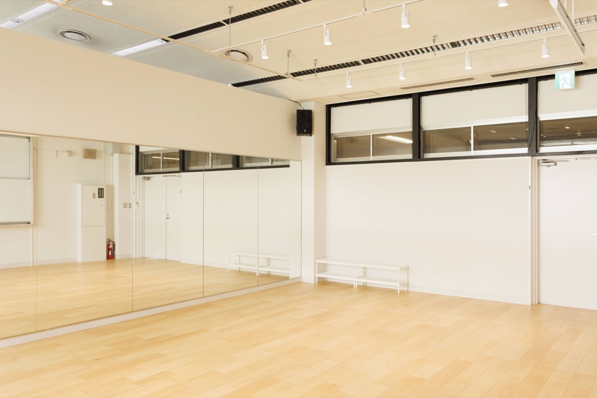 neighbors sports club STUDIO Bのフローリングスタジオ全景