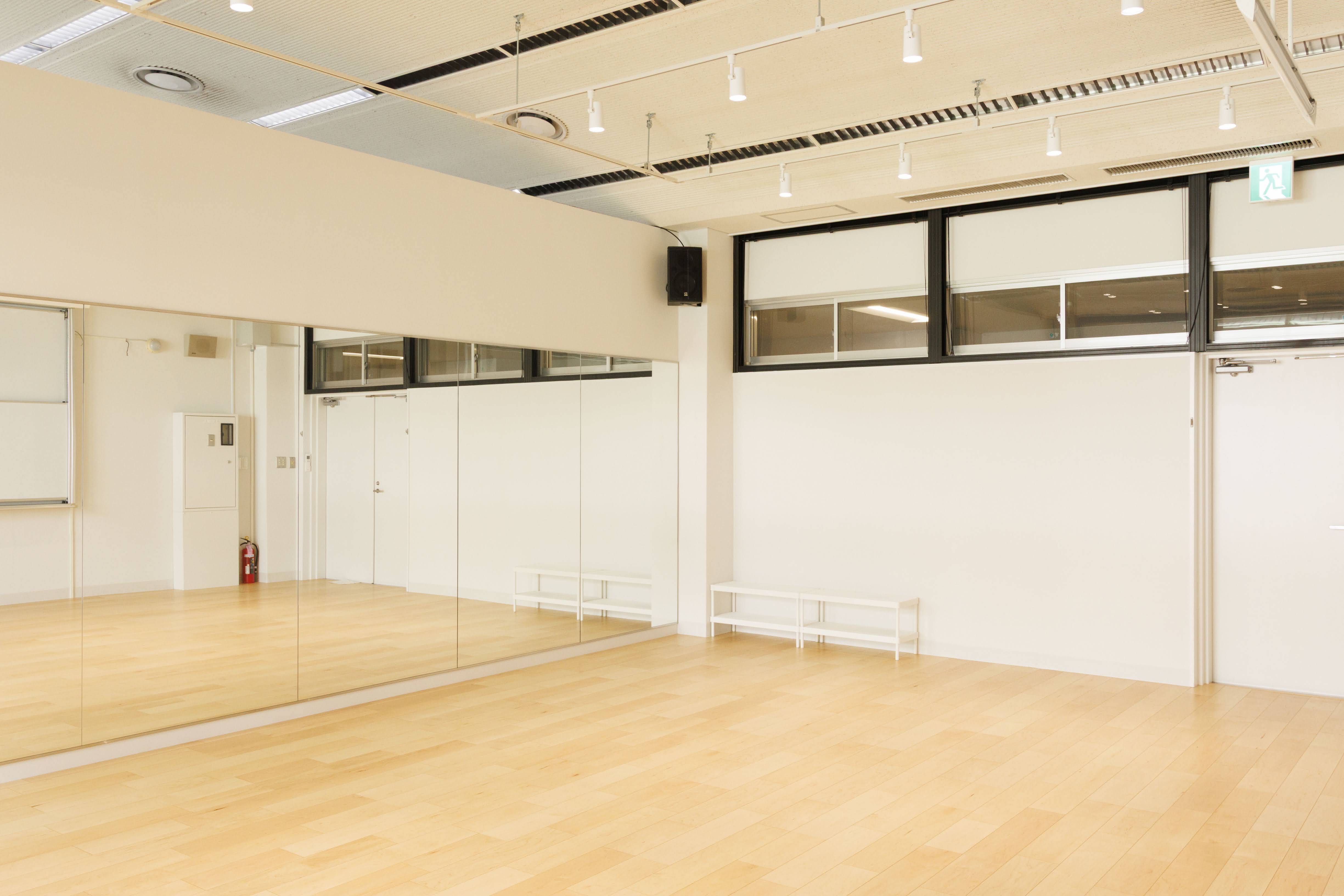 neighbors sports clubのフローリング・ミラースタジオ STUDIO B